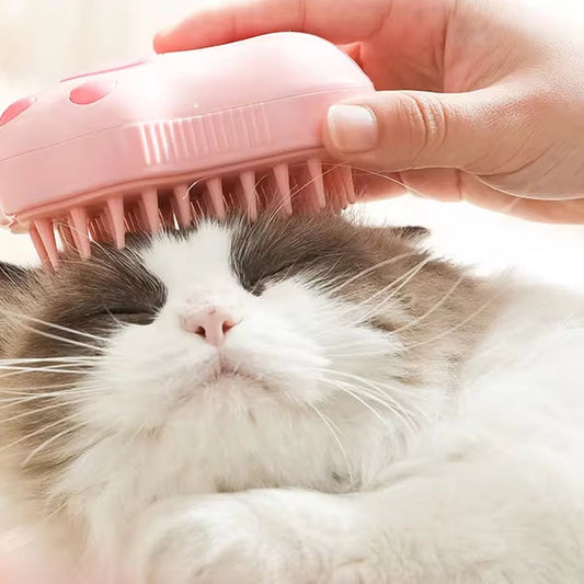 Gato relajado mientras lo cepillan con el cepillo de vapor rosa