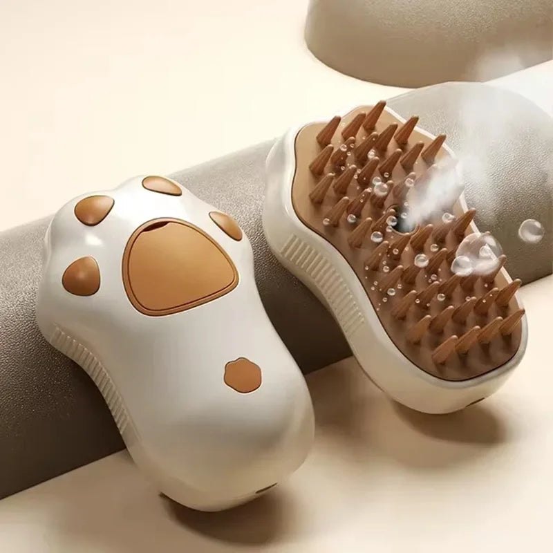 Cepillo de vapor con forma de huella sobre un sofá